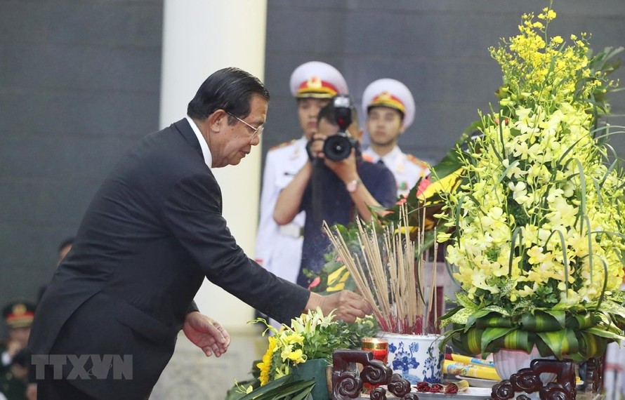 Thủ tướng Chính phủ Hoàng gia Samdech Techo Hun Sen dẫn đầu Đoàn đại biểu cấp cao Vương quốc Campuchia viếng đồng chí Lê Đức Anh. (Ảnh: Lâm Khánh/TTXVN)