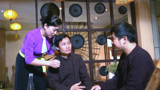 Một cảnh trong MV Dặn chồng chớ uống rượu say của nhóm Xẩm Hà Thành.