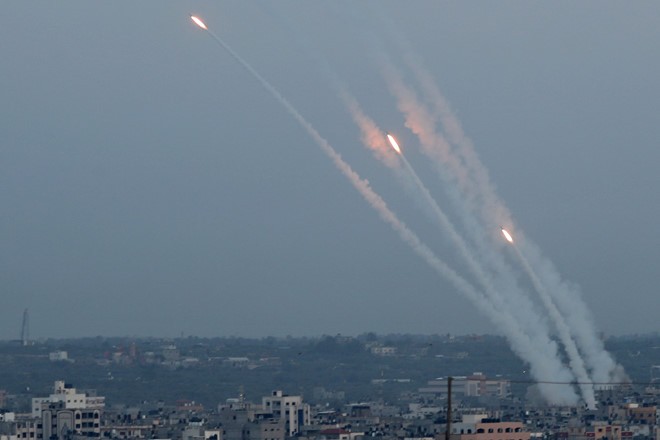 Rocket từ Gaza phóng về phía Israel hôm 5.5. REUTERS