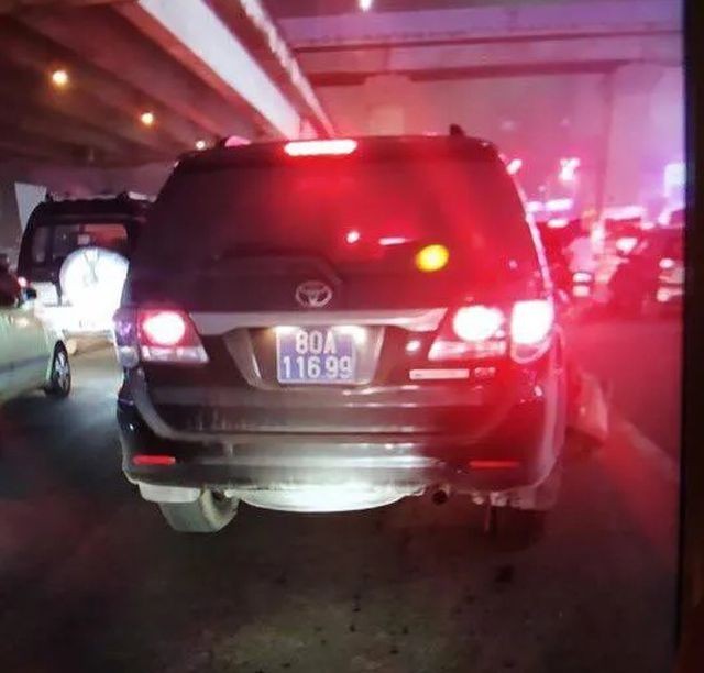 Chiếc xe ô tô biển xanh 7 chỗ nghi gây tai nạn rồi tăng ga bỏ trốn. Ảnh: CTV/dantri.com.vn