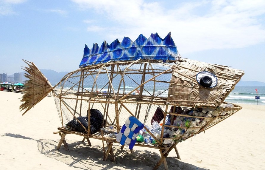Mô hình cá bống khổng lồ thu gom rác thải nhựa tại bãi biển Mỹ Khê (Đà Nẵng). (Ảnh: Trần Lê Lâm/TTXVN)
