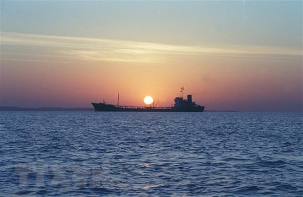 Một tàu chở nước ngọt của Iran ở ngoài khơi đảo Qeshm thuộc Eo biển Hormuz. (Nguồn: AFP/TTXVN)