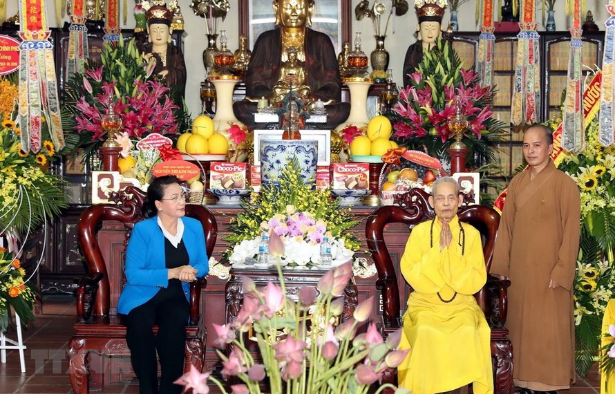 Chủ tịch Quốc hội Nguyễn Thị Kim Ngân thăm, chúc mừng Đại lão Hòa thượng Thích Phổ Tuệ, Pháp chủ Giáo hội Phật giáo Việt Nam. (Ảnh: Trọng Đức/TTXVN)