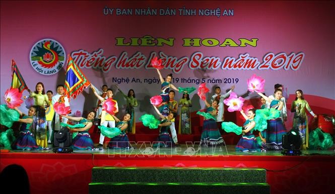 Một tiết mục văn nghệ đặc sắc được biểu diễn tại Liên hoan “Tiếng hát Làng Sen” năm 2019.