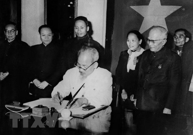 Ngày 1/1/1960, Chủ tịch Hồ Chí Minh ký‎ Sắc lệnh số 1, công bố Hiến pháp mới năm 1959 - Hiến pháp xã hội chủ nghĩa đầu tiên ở Việt Nam. (Ảnh: Tư liệu TTXVN)