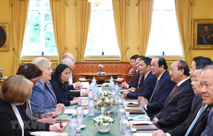 Thủ tướng Nguyễn Xuân Phúc hội đàm với Thủ tướng Na Uy Erna Solberg. (Ảnh: Thống Nhất/TTXVN)
