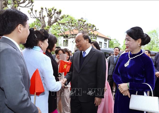 Cán bộ, nhân viên Đại sứ quán và đại diện cộng đồng người Việt Nam tại Thụy Điển đón Thủ tướng Nguyễn Xuân Phúc và Phu nhân. Ảnh: Thống Nhất/TTXVN
