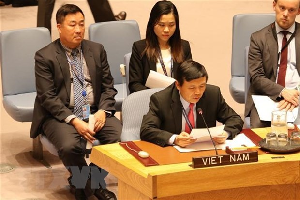Phái đoàn đại diện thường trực Việt Nam tại Liên hợp quốc tham dự phiên thảo luận của Hội đồng Bảo an Liên hợp quốc. (Ảnh: Hữu Thanh/TTXVN)