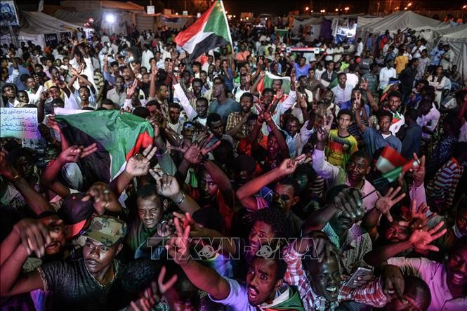 Người biểu tình Sudan tập trung tại thủ đô Khartoum ngày 19/5/2019. Ảnh: AFP/TTXVN