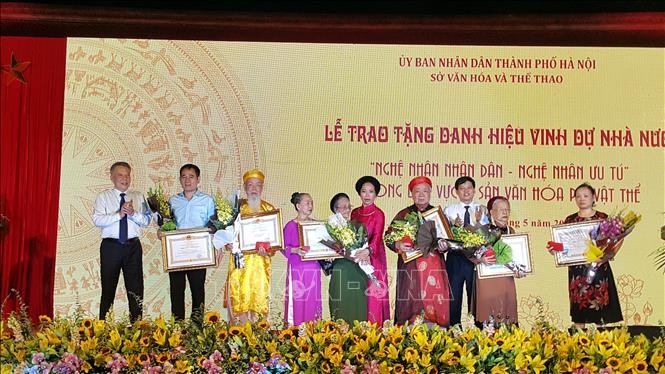 Lãnh đạo thành phố Hà Nội trao tặng danh hiệu vinh dự Nhà nước cho các Nghệ nhân nhân dân. Ảnh: Đinh Thuận/TTXVN