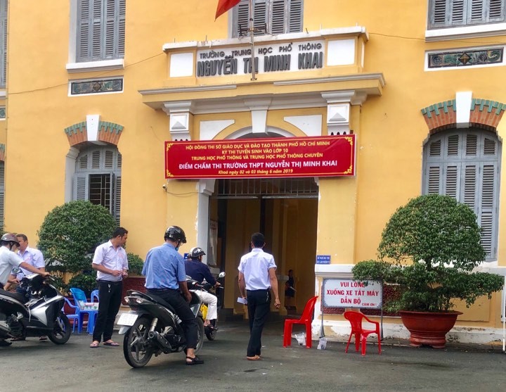 Điểm chấm thi trường THPT Nguyễn Thị Minh Khai với hội đồng chấm môn Toán và Ngữ văn.