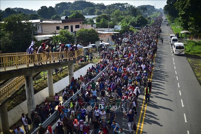 Dòng người di cư từ biên giới Mexico vào Mỹ. Ảnh: AFP/TTXVN