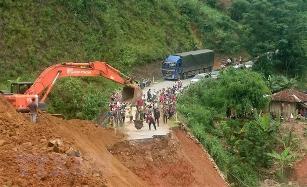 Người dân, xe chở hàng hóa ra vào huyện Mường Tè phải chờ đợi 3 ngày vì bị đứt đường. (Ảnh: Việt Hoàng/TTXVN)