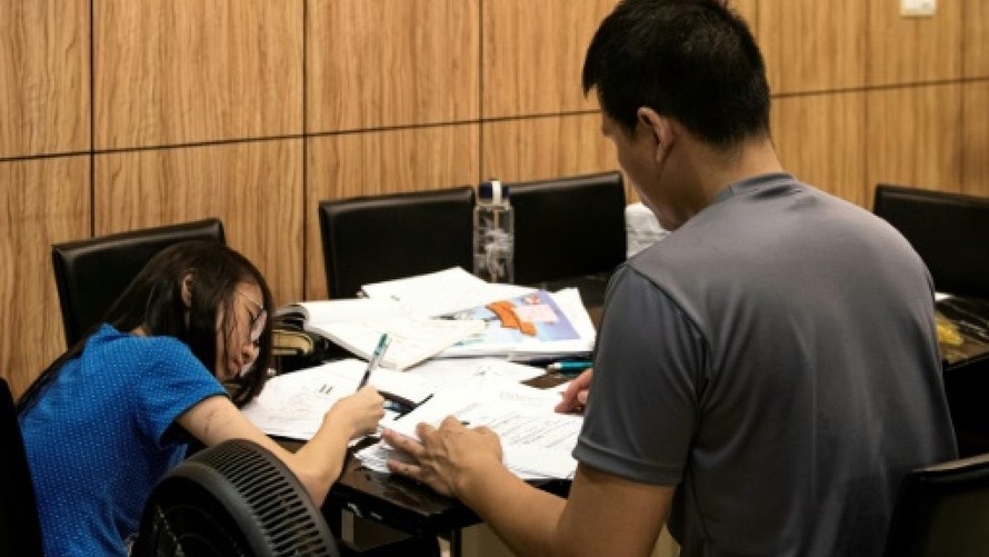 Ngày càng có nhiều em học sinh Singapore tìm đến dịch vụ hỗ trợ tâm lý vì sức ép học tập. Ảnh: AFP