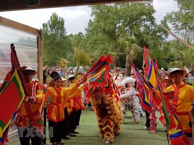 Điệu múa lân khai mạc Festival văn hóa Việt Nam tại Lyon. (Ảnh: Linh Hương/TTXVN)