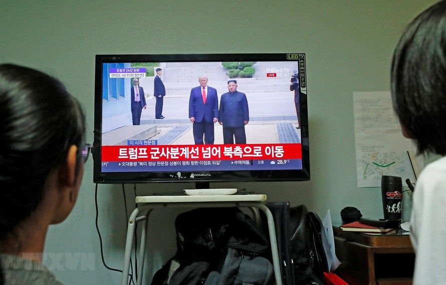 Người dân Hàn Quốc theo dõi hình ảnh cuộc gặp giữa Tổng thống Mỹ Donald Trump và nhà lãnh đạo Triều Tiên Kim Jong-un tại làng đình chiến Panmunjom ngày 30/6/2019. (Ảnh: THX/TTXVN)