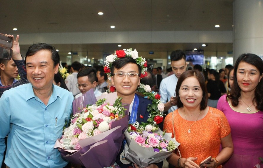 Thí sinh Trịnh Duy Hiếu, THPT chuyên Bắc Giang giành huy chương bạc. (Ảnh: Thanh Tùng/TTXVN)