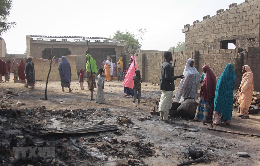 Hiện trường một vụ tấn công tại làng Sajeri, ngoại ô Maiduguri, bang Borno, Nigeria, ngày 8/1/2019. (Ảnh: AFP/TTXVN)