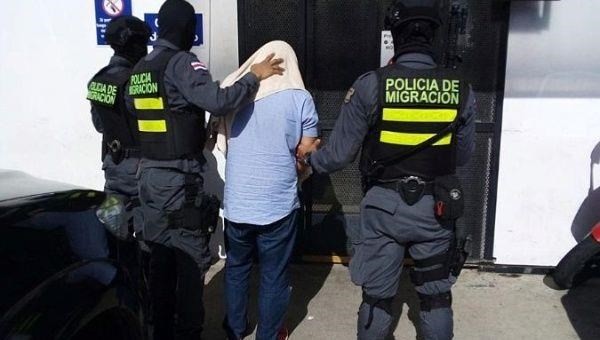 Cảnh sát Costa Rica bắt giữ một đối tượng bị nghi thuộc đường dây buôn người. (Ảnh: Reuters)