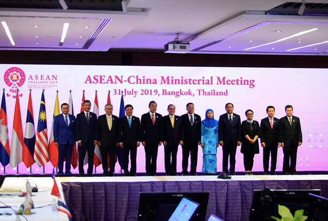 Các bộ trưởng Ngoại giao ASEAN và Trung Quốc trong hội nghị ngày 31/7 tại Bangkok. ảnh: TTXVN