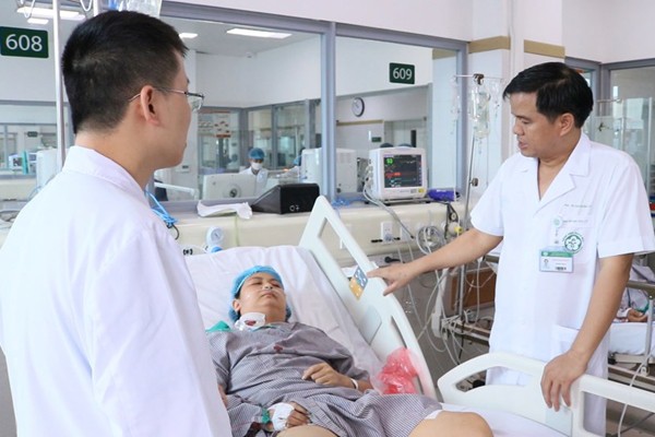 Bệnh nhân nặng từ Nghệ An chuyển ra đang được điều trị tại khoa Hồi sức tích cực, BV Bạch Mai