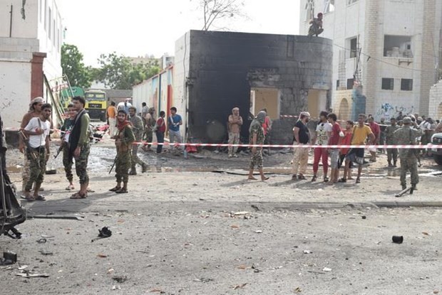 Hiện trường vụ đánh bom xe nhằm vào đồn cảnh sát ở Aden của Yemen, ngày 1/8. (Ảnh: THX/TTXVN)