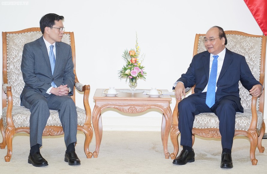 Thủ tướng Nguyễn Xuân Phúc và Thống đốc Ngân hàng Trung ương Thái Lan Veerathai Santiprabhob. Ảnh: VGP/Quang Hiếu