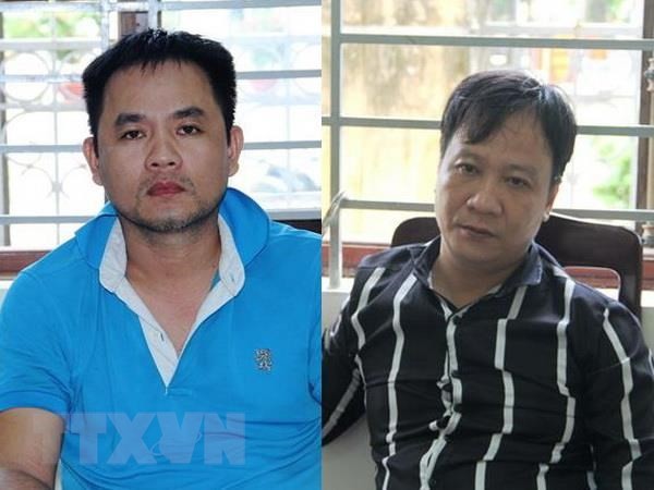 Đối tượng Mai Thanh Phong (trái) và Trương Văn Bé Chính tại cơ quan điều tra. (Ảnh: Thanh Tân/TTXVN)