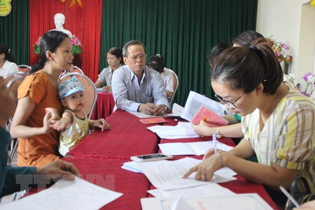 Phụ huynh đến nộp hồ sơ tuyển sinh tại trường Mầm non Tân Giang, thành phố Hà Tĩnh. (Ảnh: Hoàng Ngà/TTXVN)