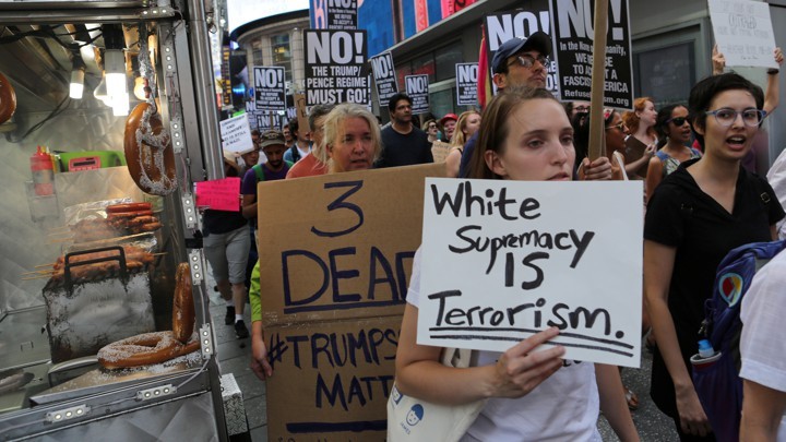 Người biểu tình giơ khẩu hiệu phản đối chủ nghĩa "da trắng thượng đẳng" sau hai vụ xả súng khiến ít nhất 29 người chết trong không đầy 24 giờ đồng hồ tại Mỹ vào đầu tháng 8 này. Ảnh: AP