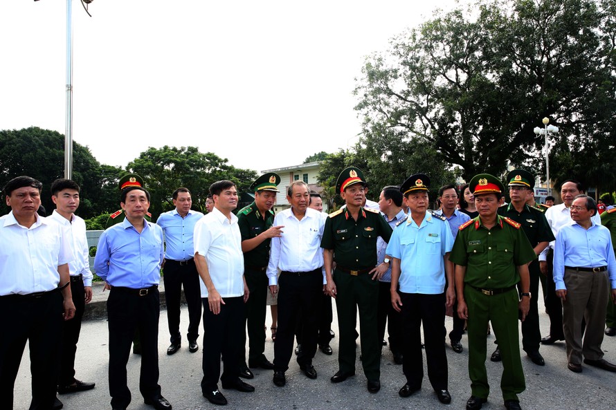 Phó Thủ tướng Thường trực Chính phủ Trương Hòa Bình thị sát công tác phòng chống buôn lậu tại Móng Cái. Ảnh VGP/Lê Sơn