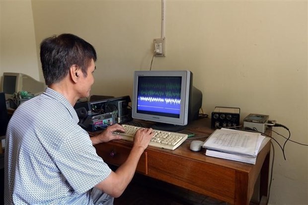 Cán bộ Trạm địa chấn Điện Biên kiểm tra giản đồ cường độ trận động đất. (Ảnh: Phan Tuấn Anh/TTXVN)