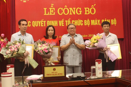 Chủ tịch Hội Nông dân Việt Nam Thào Xuân Sùng trao quyết định bổ nhiệm lãnh đạo Cơ quan Ủy ban Kiểm tra Trung ương Hội Nông dân Việt Nam.