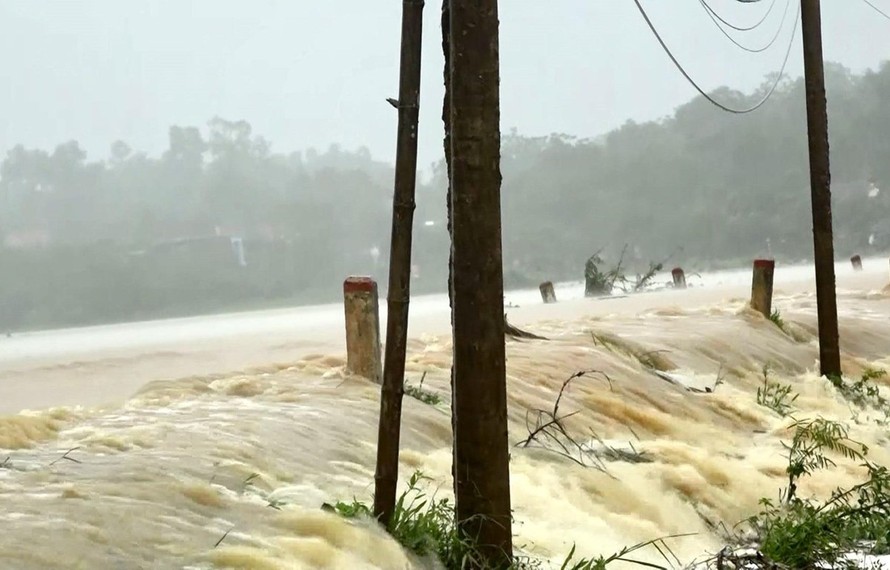 Nước lên cao làm ngập cánh đồng, đường giao thông tại huyện miền núi Thạch Thành (Thanh Hóa). (Ảnh: Đình Nam/TXVN)