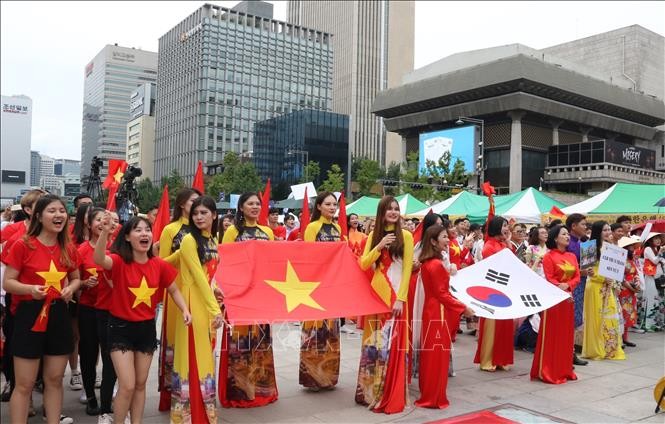 Đoàn diễu hành tại lễ hội. Ảnh: Mạnh Hùng/Pv TTXVN tại Hàn Quốc