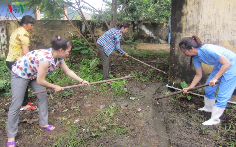 Các giáo viên Trường mầm non Hòa Liên- Hòa Vang dọn vệ sinh quanh trường.