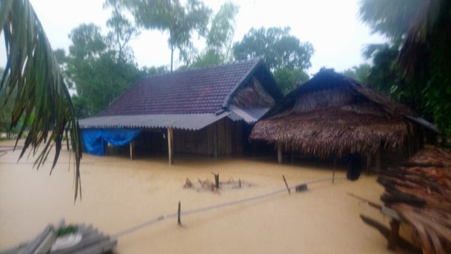 Hàng trăm ngôi nhà tại Hà Tĩnh bị ngập nặng. Ảnh: Sơn Nguyễn