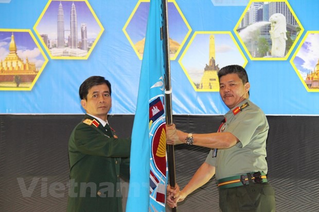 Thiếu tướng Hoàng Kim Phụng nhận cờ đăng cai tổ chức Hội nghị APCN năm 2020 tại Việt Nam. (Ảnh: Hà Ngọc-Hoàng Nhương/Vietnam+)