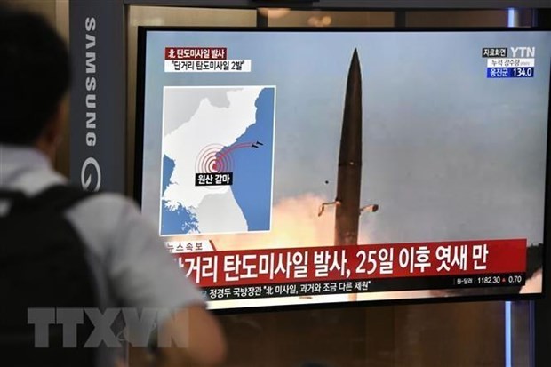 Người dân theo dõi qua màn hình vô tuyến tại một nhà ga xe lửa ở Seoul (Hàn Quốc) hình ảnh tên lửa được Triều Tiên phóng thử ngày 31/7/2019. (Ảnh: Yonhap/TTXVN)
