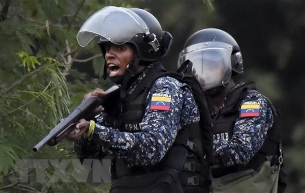 Lực lượng an ninh Venezuela trong cuộc xung đột với các tay súng ủng hộ lãnh đạo đối lập tại cây cầu quốc tế Francisco de Paula Santander, giáp giới thành phố Cuculta, Colombia tháng 2/2019. (Ảnh: AFP/TTXVN)