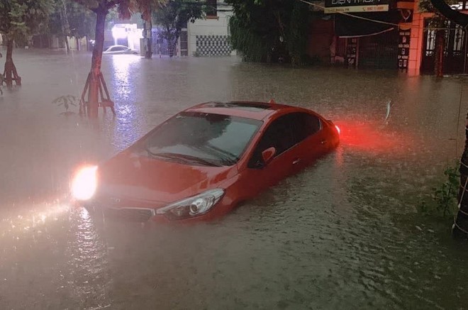 Nhiều phương tiện mắc kẹt trong nước ngập tại TP Thái Nguyên. Ảnh: OFFB.
