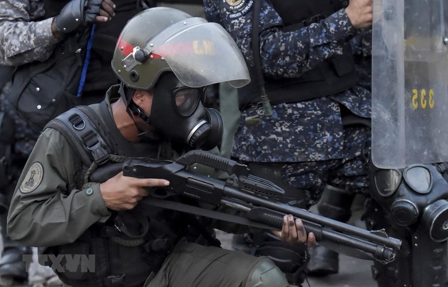 Trong ảnh: (tư liệu) Lực lượng an ninh Venezuela triển khai gần khu vực biên giới giữa Colombia và Venezuela ngày 25/2. (Nguồn: AFP/TTXVN)