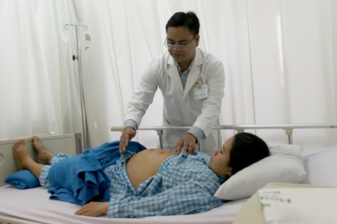 Bác sĩ thăm khám cho thai phụ trước khi xuất viện. Ảnh bệnh viện cung cấp.