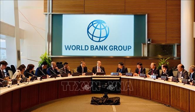 Tổ biên tập Tiểu ban Kinh tế - Xã hội làm việc với các chuyên gia của Ngân hàng thế giới (WB) tại Thủ đô Washington D.C, ngày 10/9/2019. Ảnh: Đặng Huyền/Pv TTXVN tại Mỹ