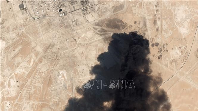 Nhà máy lọc dầu của Saudi Arabia ở Abqaig bị phá hủy sau vụ tấn công ngày 14/9/2019. Ảnh: AFP/TTXVN