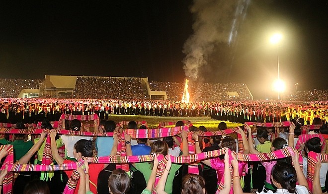 Màn xòe Thái có sự tham gia của 5000 nghệ nhân và diễn viên quần chúng. (Nguồn: Báo Yên Bái)