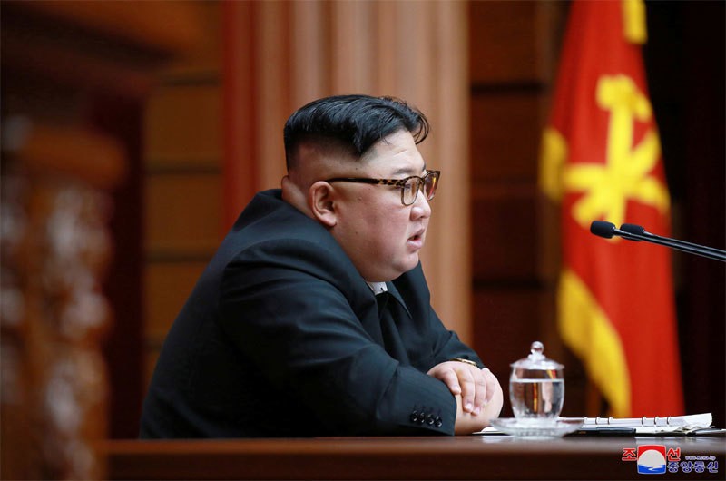 Ông Kim Jong Un phát biểu tại một hội nghị của Ủy ban trung ương đảng Lao động Triều Tiên ở Bình Nhưỡng hồi tháng 4/2019. (Ảnh: KCNA/Reuters)