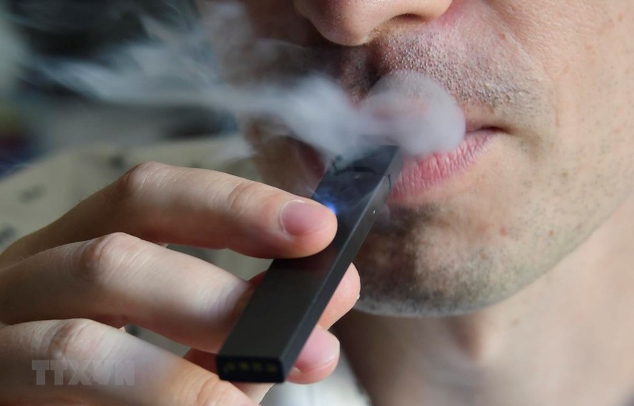 Một người hút thuốc lá điện tử tại Washington, DC của Mỹ. (Ảnh: AFP/TTXVN)