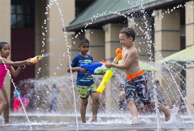 Trẻ em giải nhiệt trong thời tiết nắng nóng tại Ontario, Canada, ngày 5/7. (Nguồn: THX/TTXVN)
