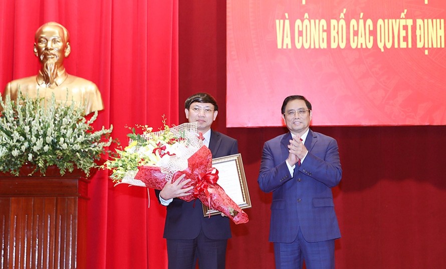 Đồng chí Phạm Minh Chính trao quyết định và chúc mừng đồng chí Nguyễn Xuân Ký.